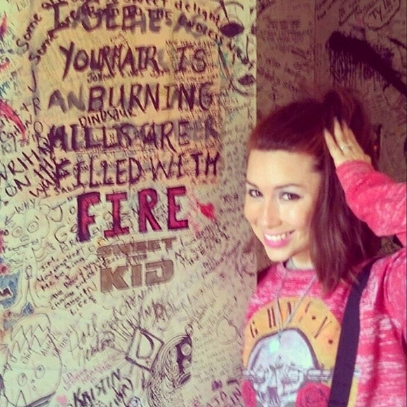 Bravado SM Guns 'n Roses Red Graphic Cropped Pullover Sweater - Picture 4 of 9